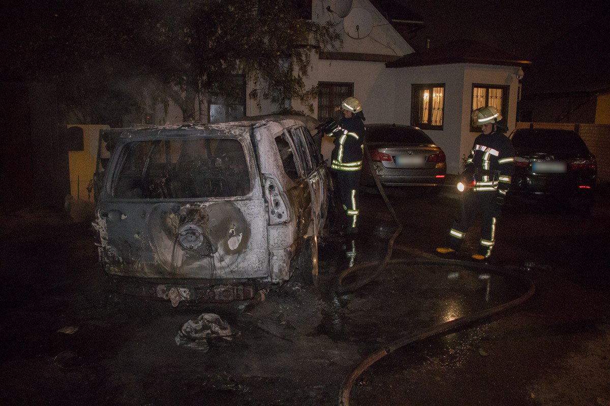 К счастью, удалось предотвратить распространение огня на рядом стоящие автомобили