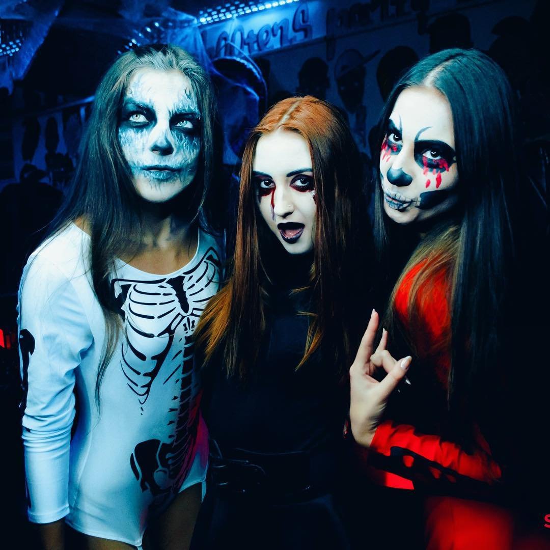 Девушки потратили уйму времени на создание образов скелетов, вышло круто, правда? Фото: @domino_juno Девушки потратили уйму времени на создание образов скелетов, вышло круто, правда? Фото: @domino_juno