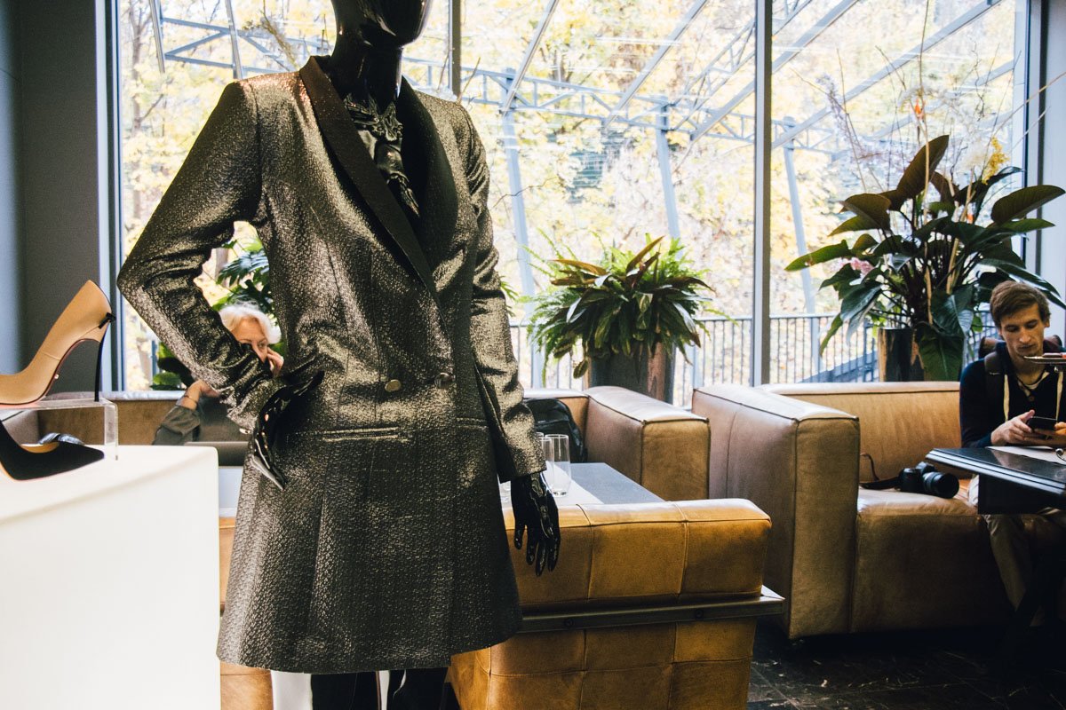 На мероприятии презентовали как платья для торжественной части, так и повседневные наряды