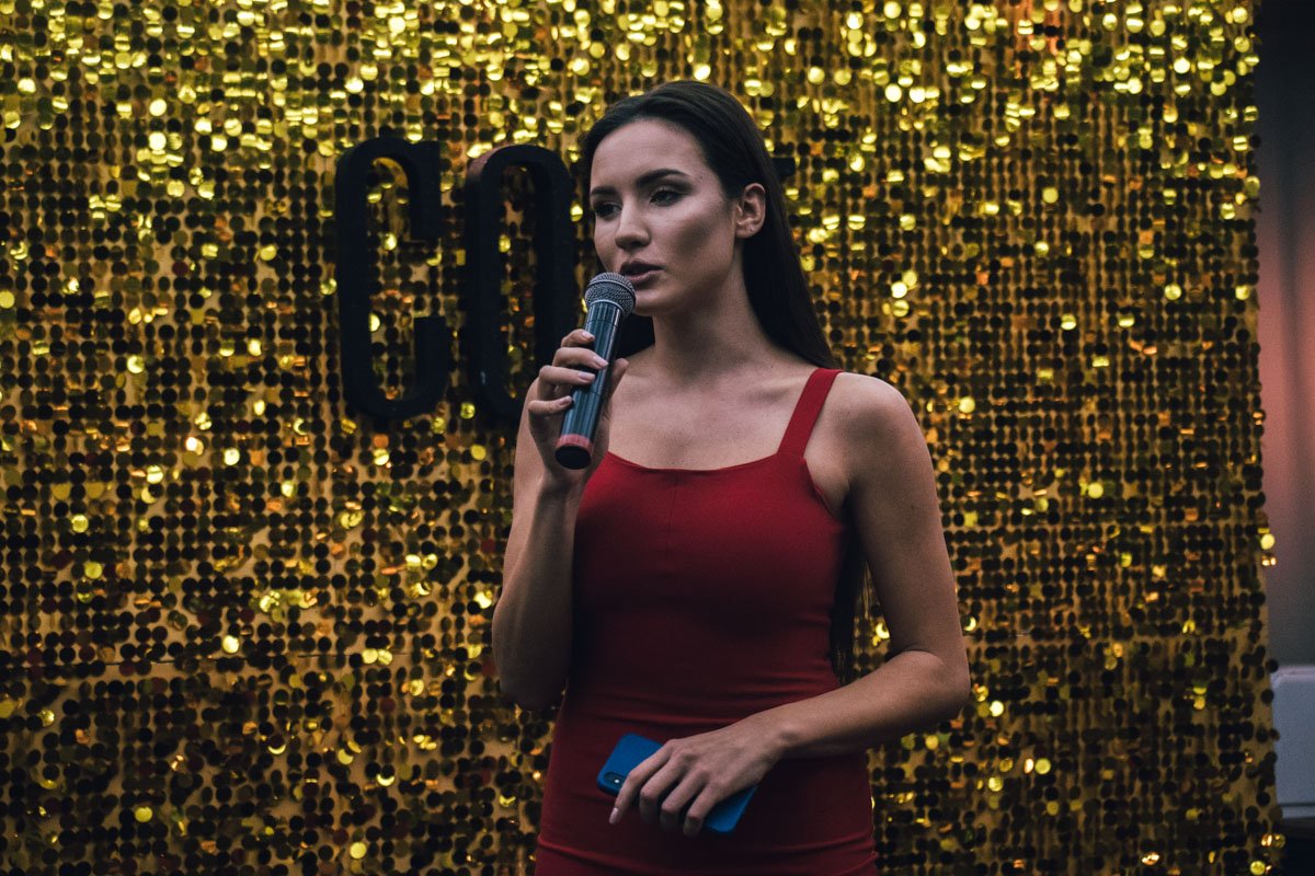 Вела мероприятие Виктория Киосе - исполнительный директор конкурса "Мисс Украина" и ведущая "112" канала 