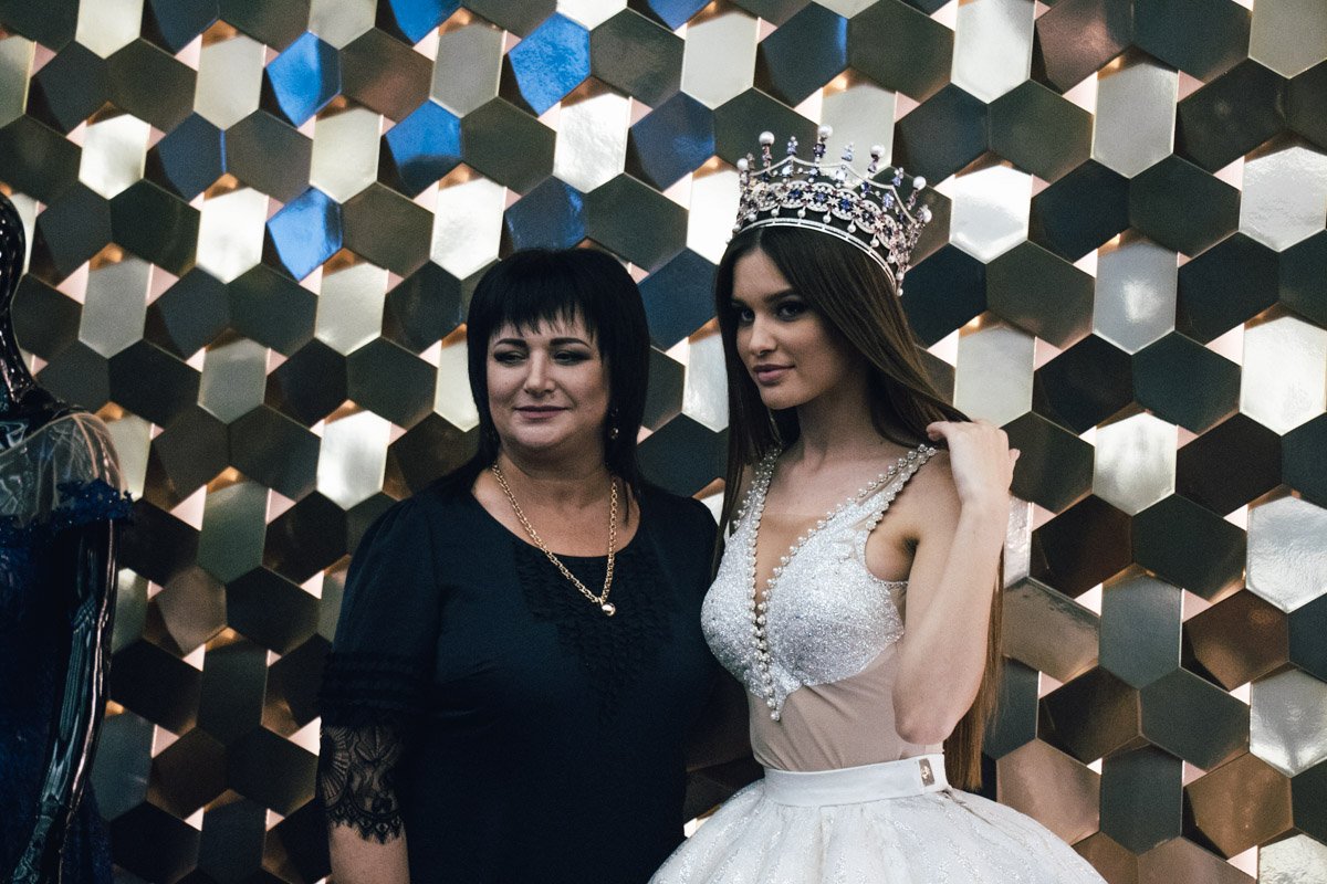 Леонила Гузь в эксклюзивном платье для финала конкурса со своей мамой