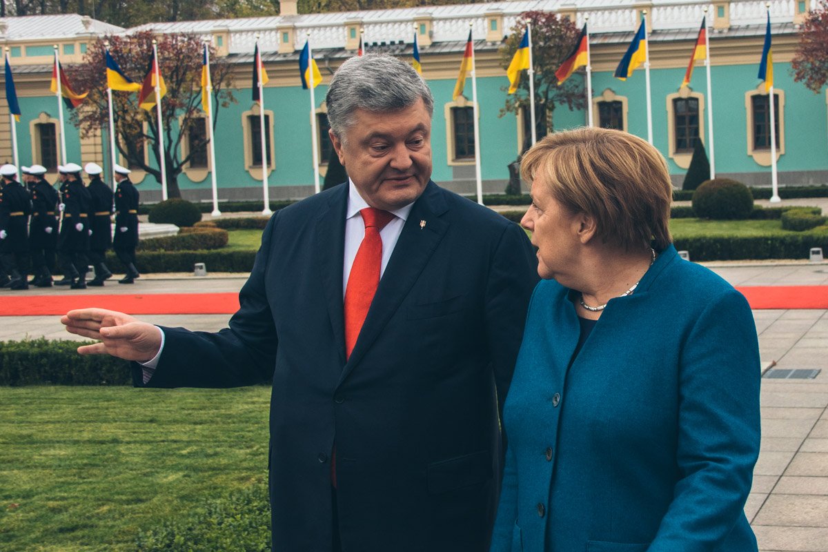 В центре внимания Порошенко и Меркель была ситуация на Донбассе и способы ее решения В центре внимания Порошенко и Меркель была ситуация на Донбассе и способы ее решения