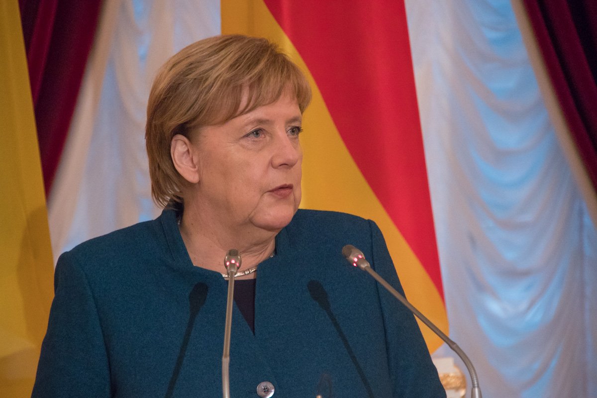 В то время, как Меркель отметила, что будет настаивать на продлении санкций в адрес России В то время, как Меркель отметила, что будет настаивать на продлении санкций в адрес России