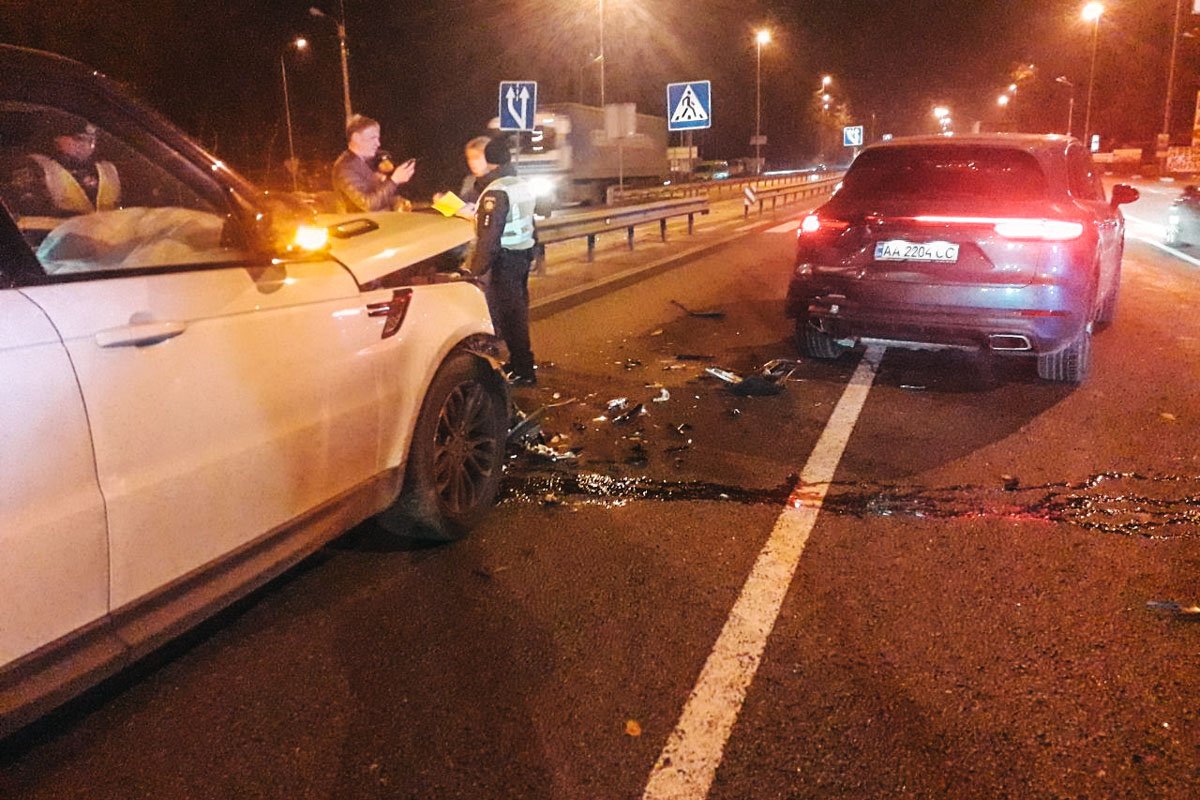  Range Rover въехал в Porshe Cayenne перед пешеходным переходом