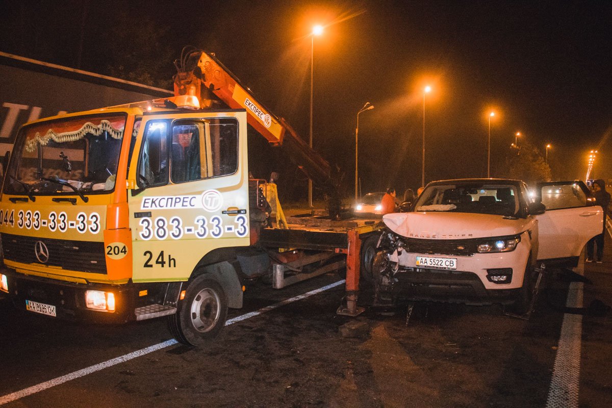 Range Rover получил сильные повреждения и был эвакуирован