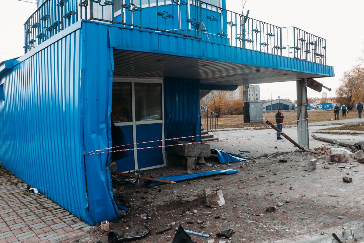 Водитель Ford Connect на высокой скорости врезался в стационарный пост полиции