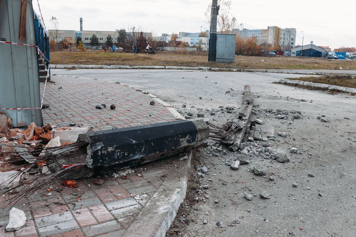 Машина сначала снесла электроопору