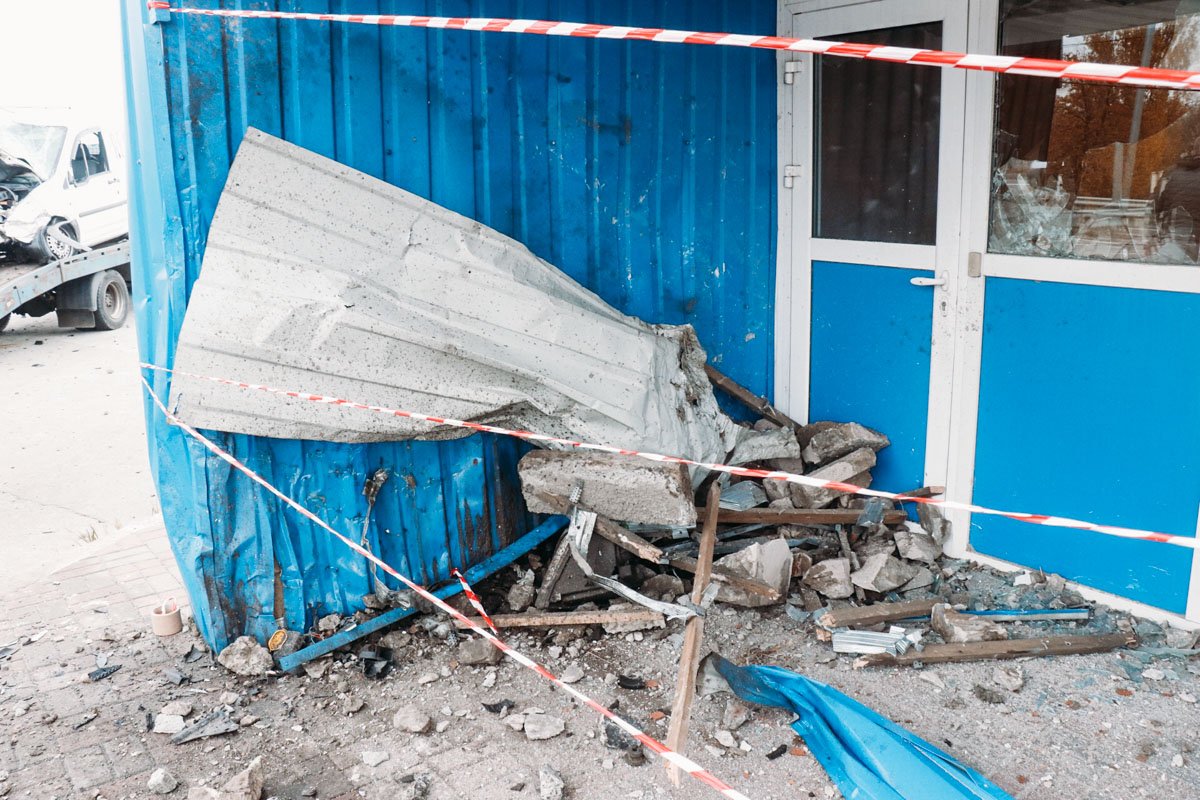 Потом врезалась в здание поста правоохранителей