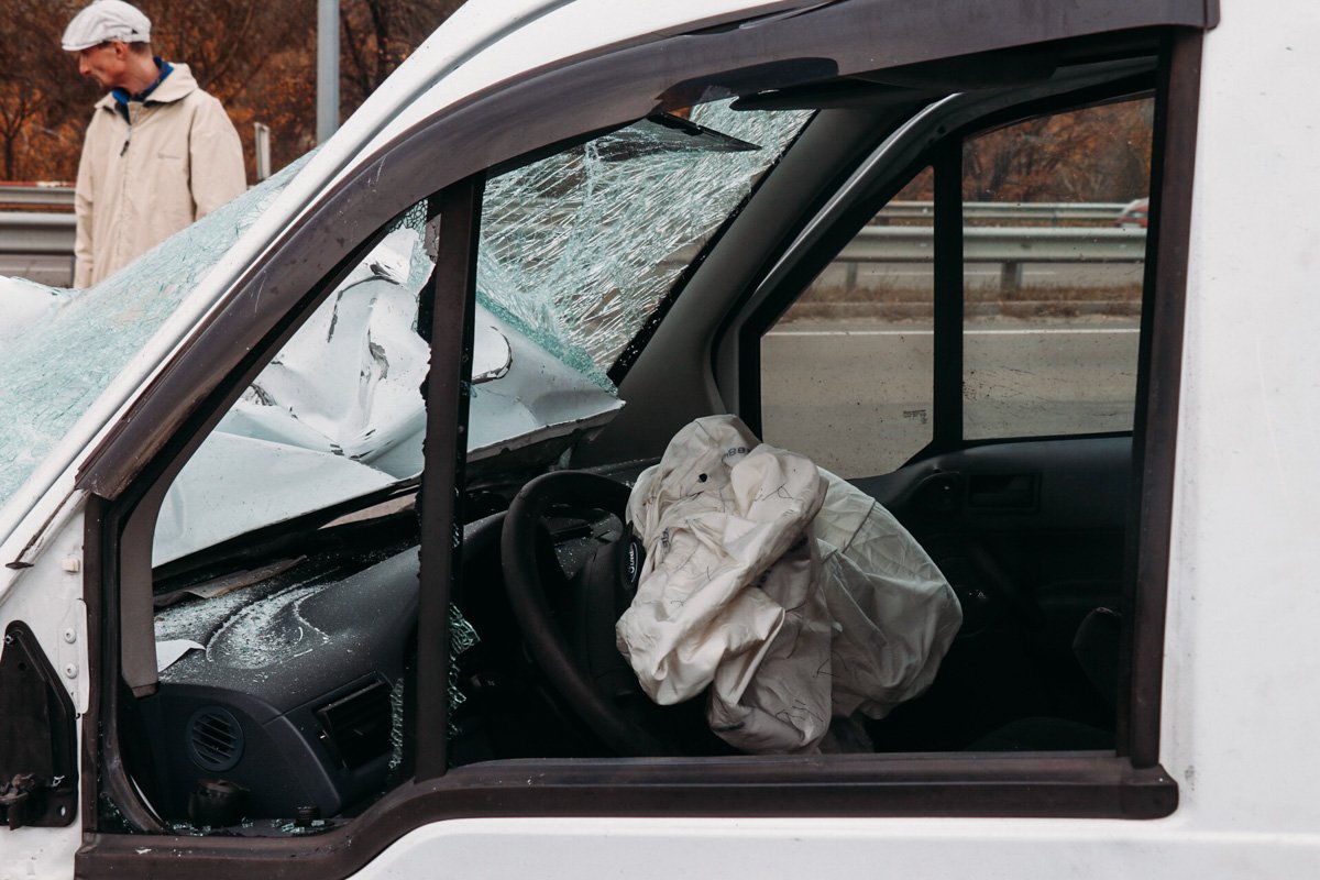 От удара автомобиль перевернулся на бок, его передняя часть фактически уничтожена