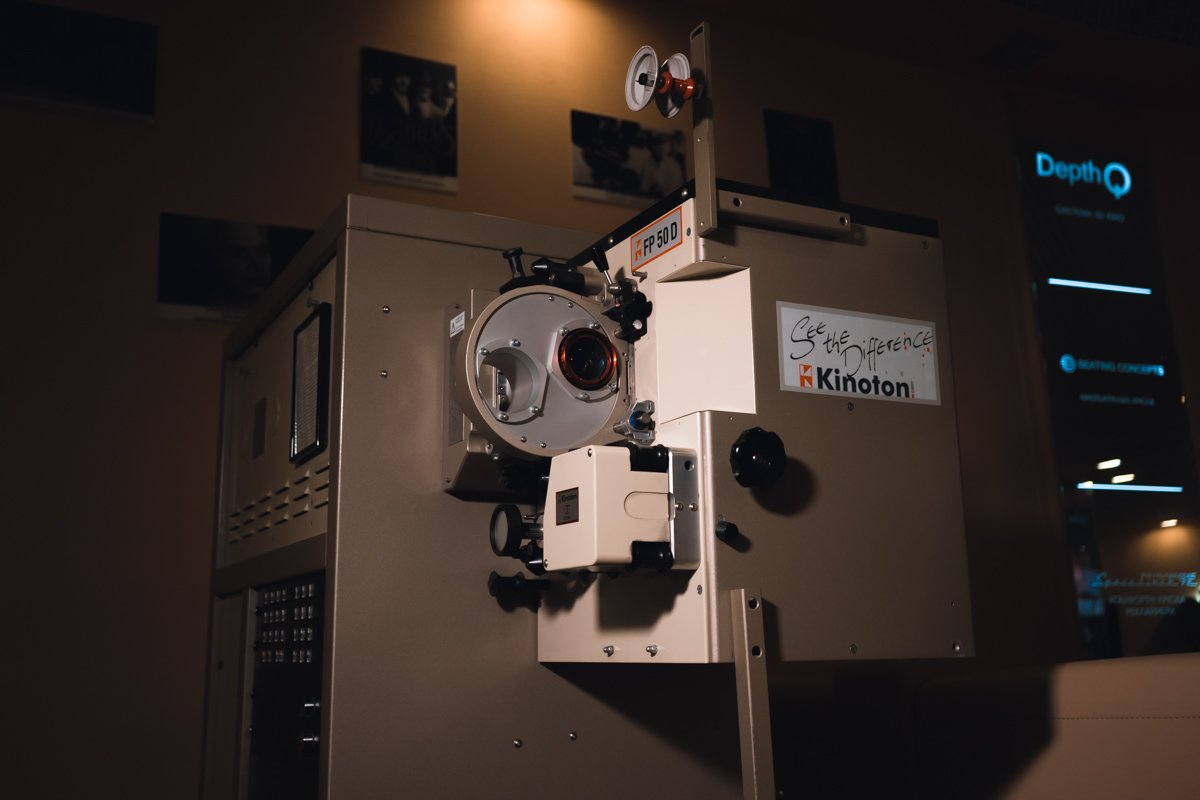 Даже в премьерный день посмотреть фильм в креслах повышенной комфортности можно будет по той же цене