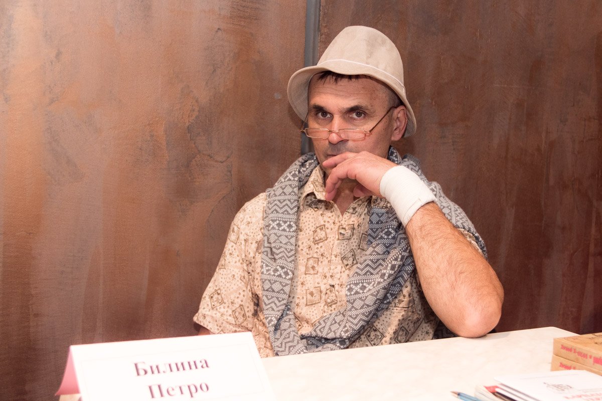 Также на выставке есть своеобразная "аллея авторов", которая в этом году примет около сотни писателей и поэтов Также на выставке есть своеобразная "аллея авторов", которая в этом году примет около сотни писателей и поэтов