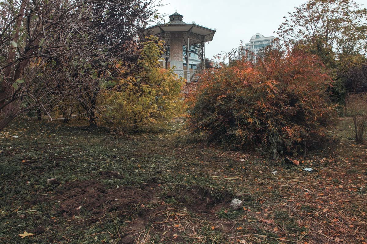 Жительница Киева обнаружила в парке Славы самодельную детскую могилу