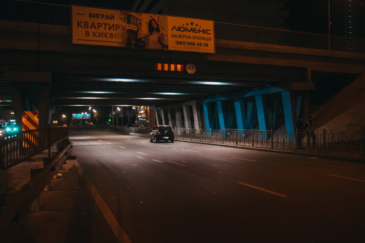 Из-за припаркованного под путепроводом автомобиля Mitsubishi Colt движение оставалось заблокированным около четырех часов