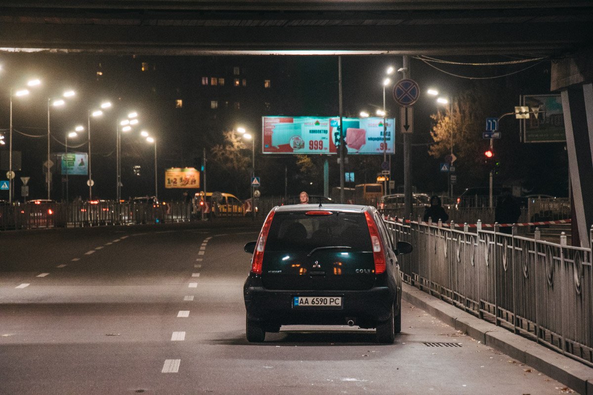 Женщина оставила машину прямо на проезжей части под мостом