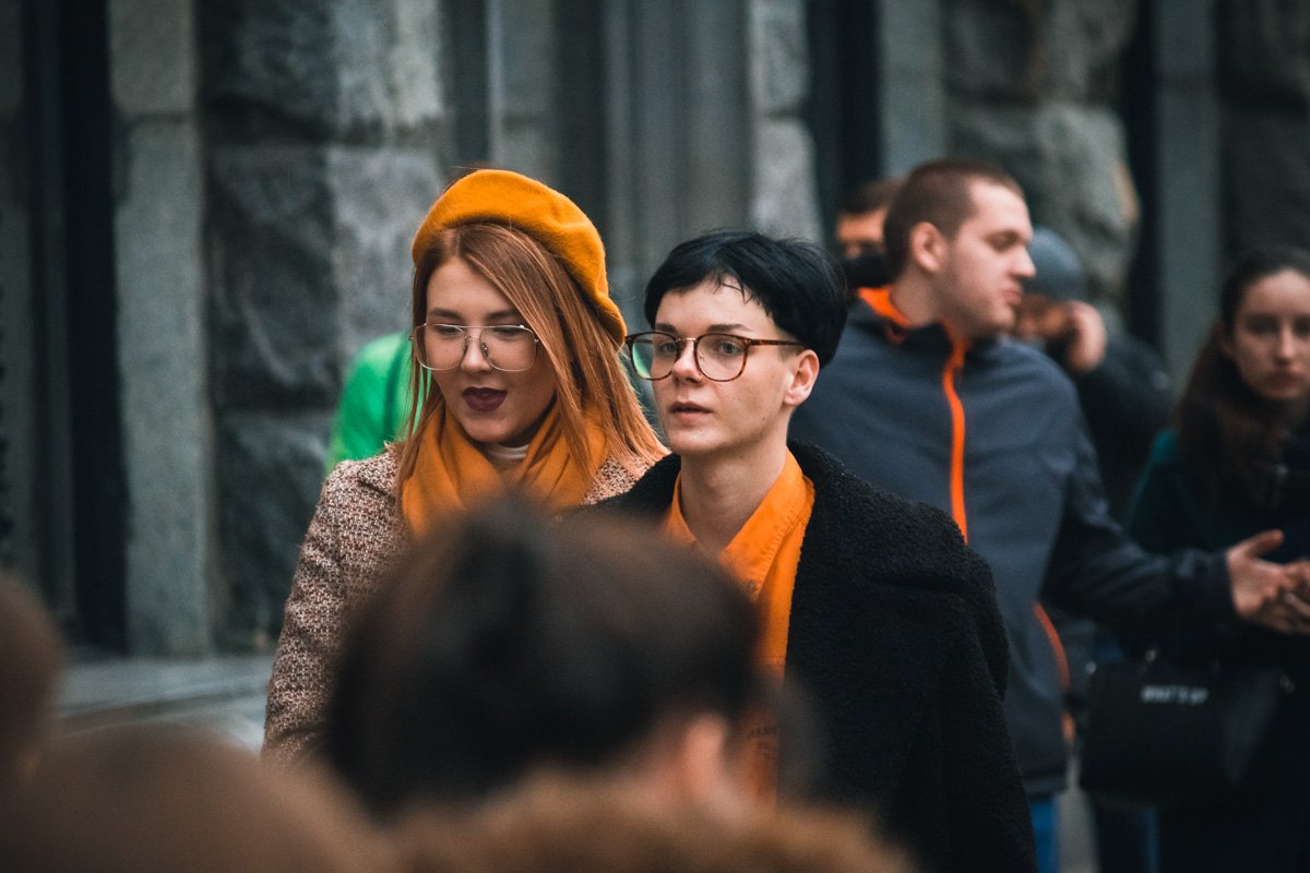 Участник проекта "«ТОП-МОДЕЛЬ ПО-УКРАИНСКИ»" Сергей Студенцов выделяется из толпы в своем новом образе