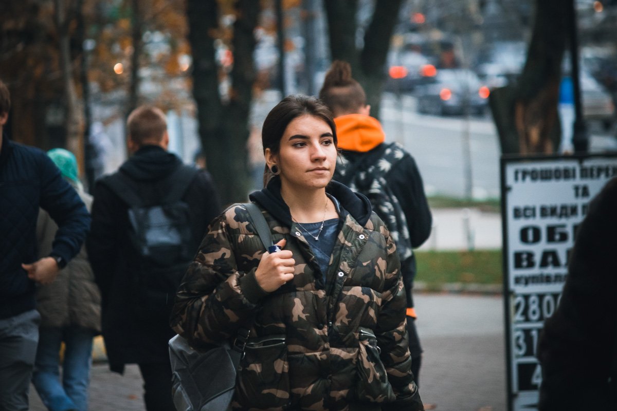 Ой, какой симпатичный парень, подошел бы познакомиться