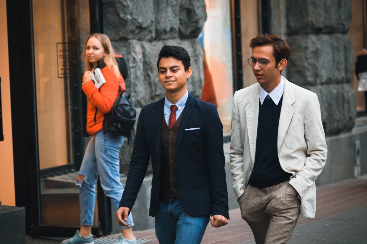 Молодым людям в костюмах не холодно, их греют восторженные взгляды девушек