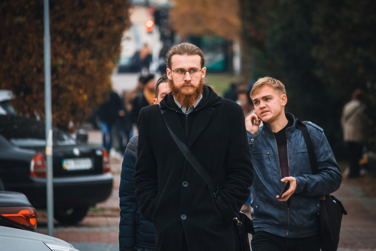 Кто-то с серьезным лицом спешит вершить великие дела