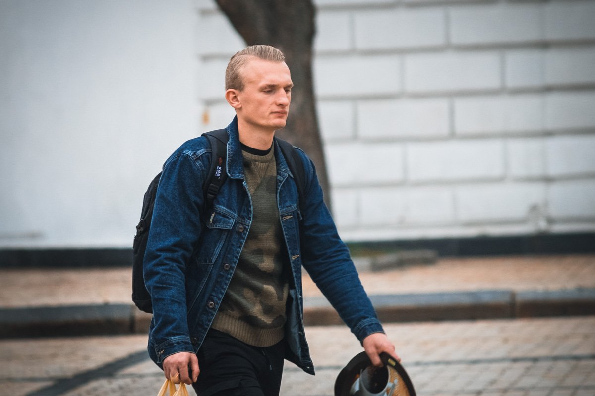 Людей, которые не обзавелись теплыми куртками, погода явно не радует