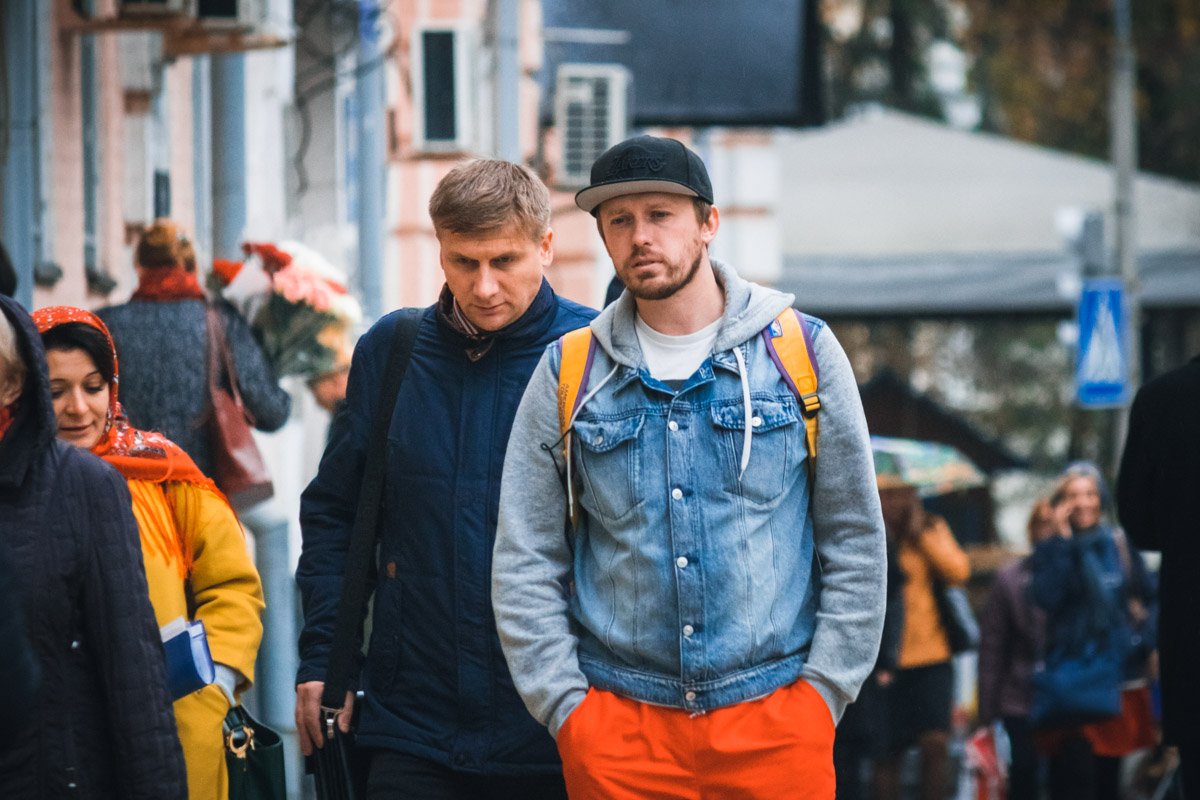 Яркие элементы одежды немного отвлекают от ощутимой прохлады