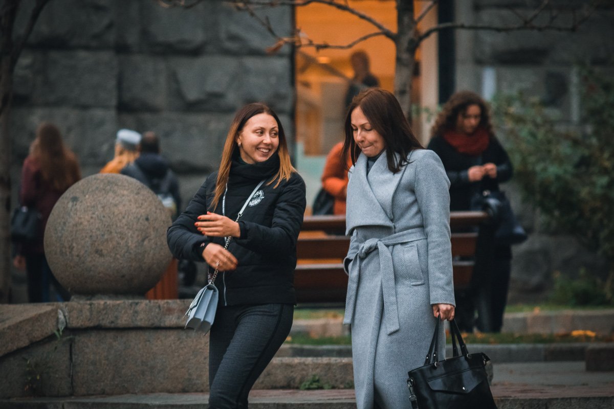 То чувство, когда одна из подруг очень разговорчивая, а вторая - предпочитает наслаждаться тишиной 