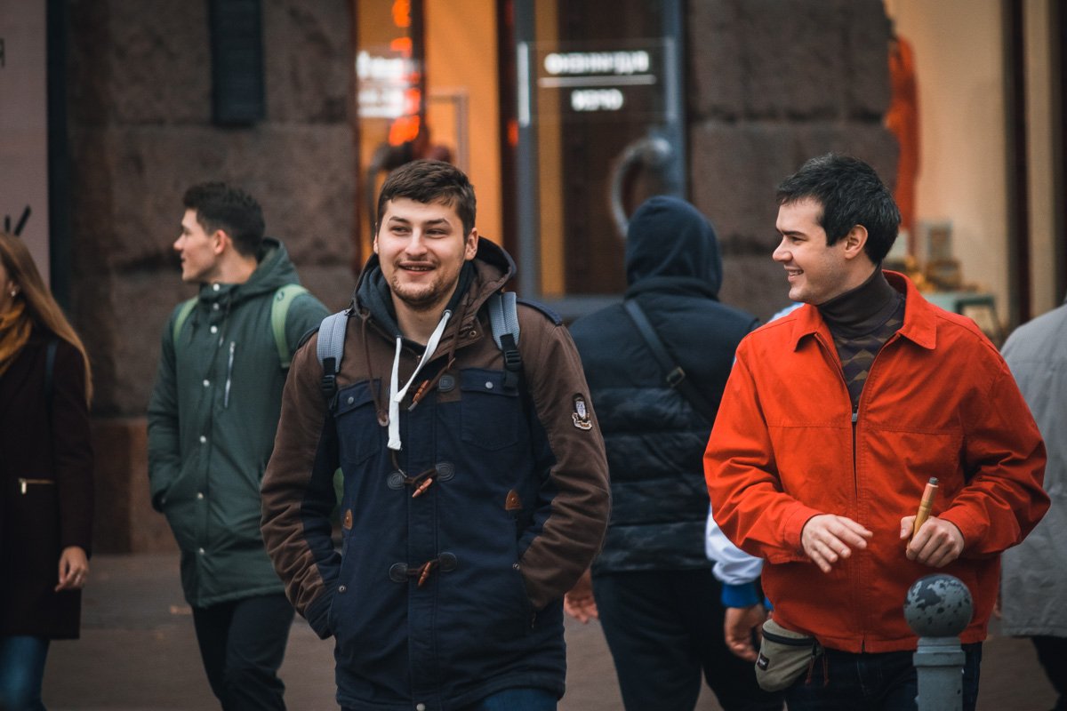 Друзья делятся впечатлениями о проходящих мимо красотках