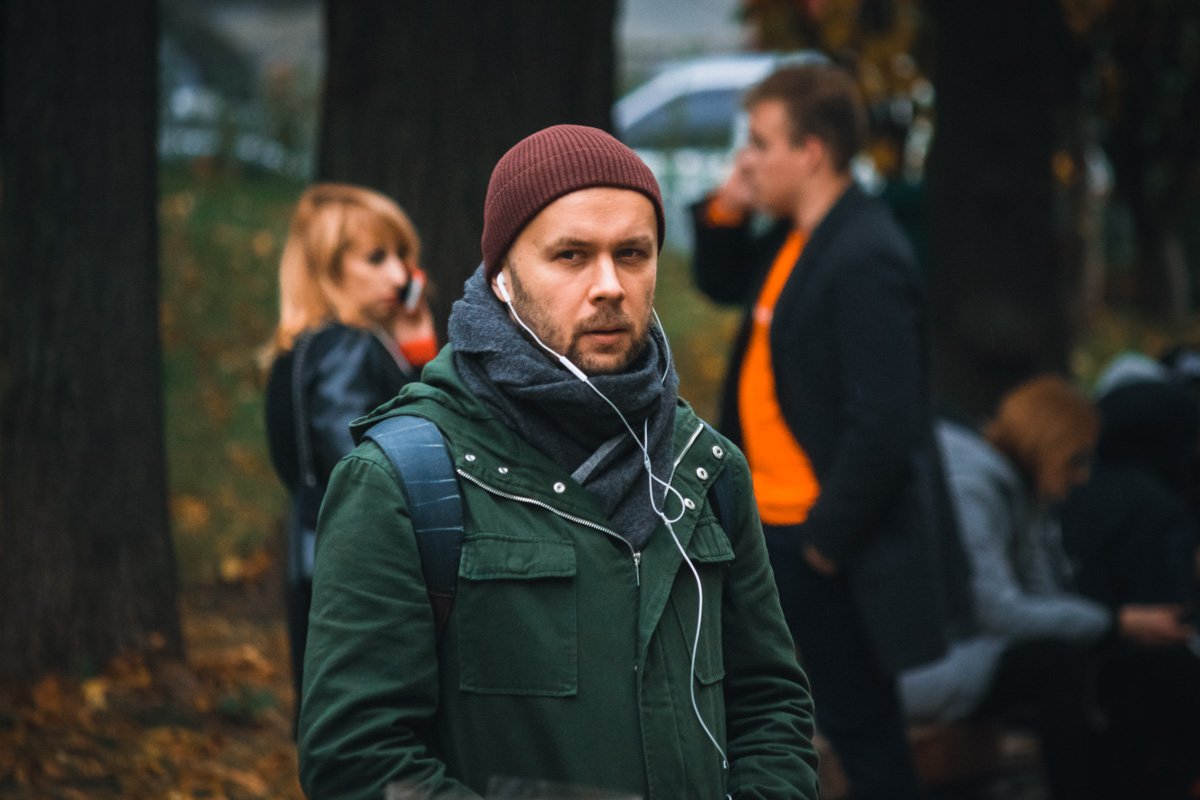 Мужчина наслаждается любимой музыкой в наушниках и одиночеством