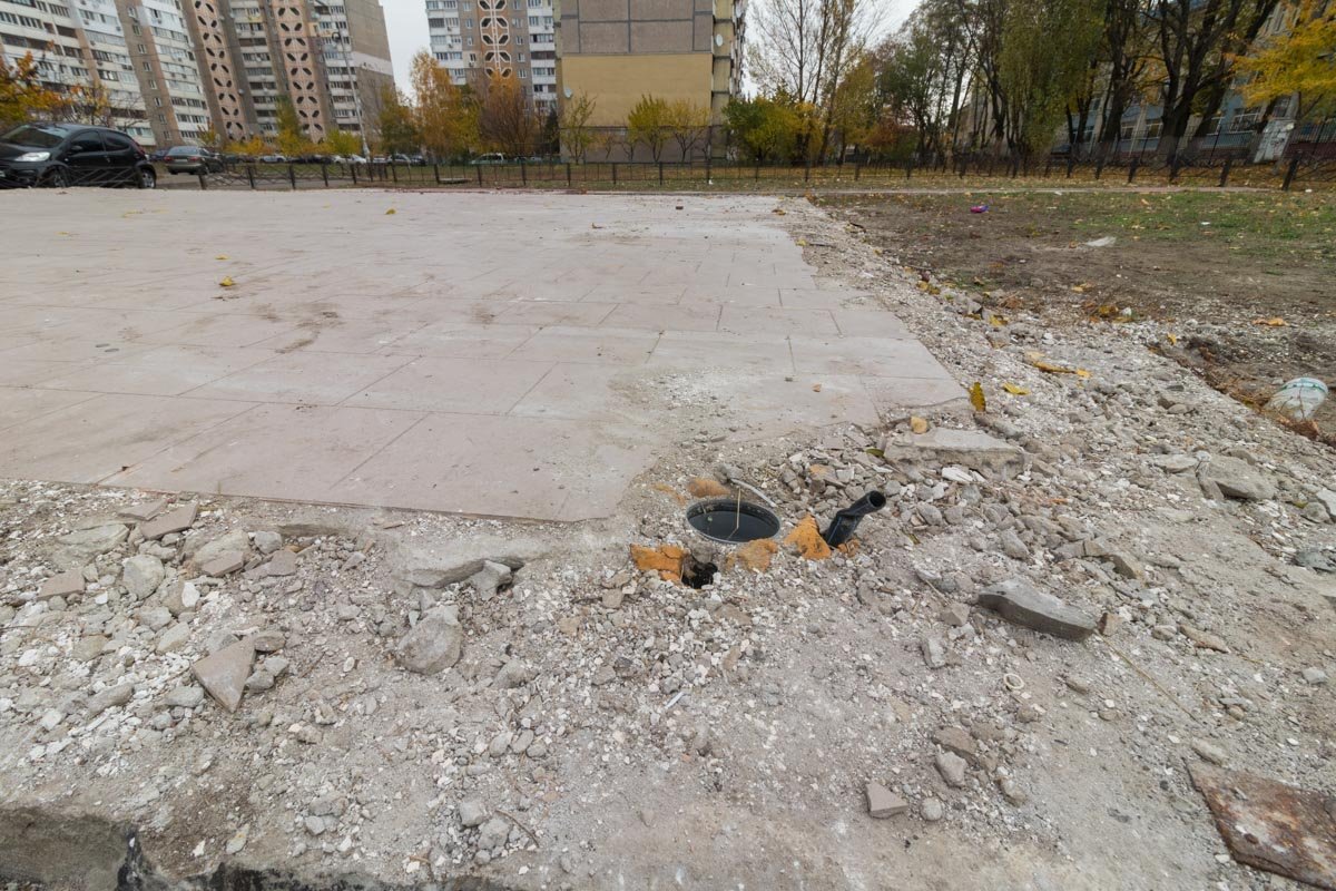 Видно остатки коммуникаций от строения, которое находилось здесь ранее