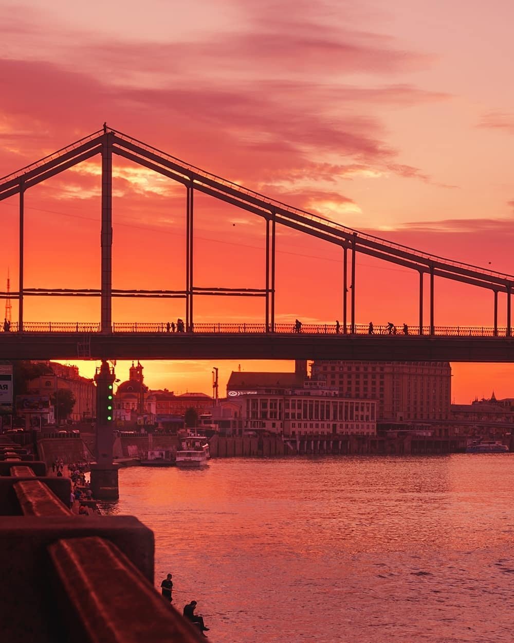 Столицу окутал малиновый закат. Фото: @valeriy_petrikovets