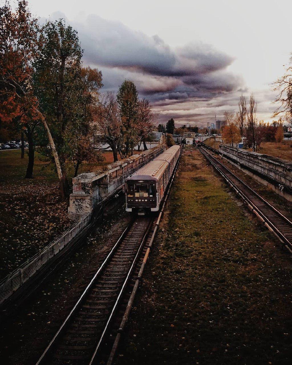 В такую погоду тянет путешествовать и наблюдать за задумчивой осенью из окон поезда. Фото: @alina_gurza