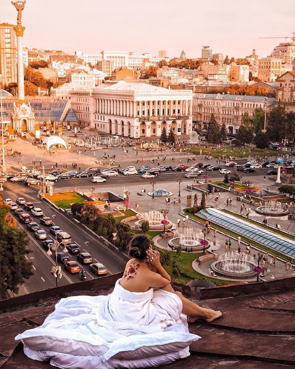 Кто-то переносит домашний уют прямо в сердце города и любуется сказочными видами. Фото: @justlerochkaм