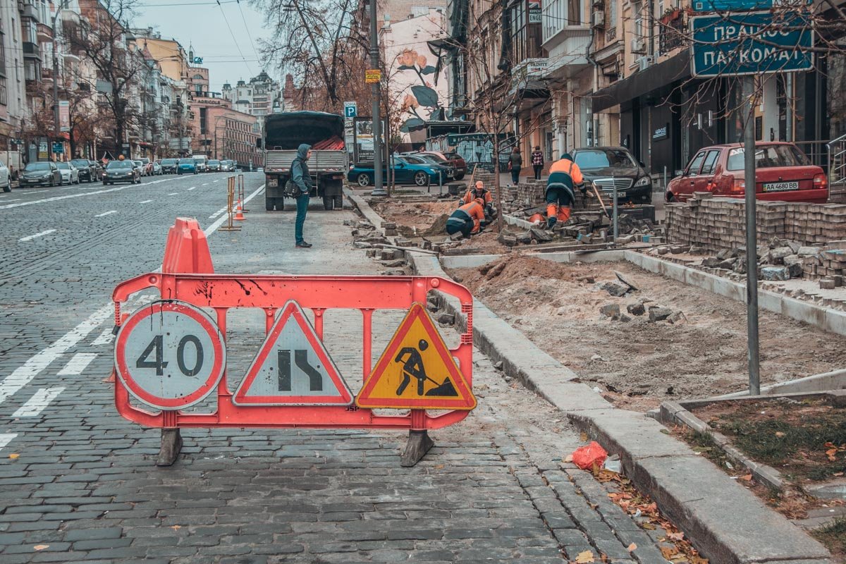 В Киеве началось строительство нового парковочного кармана В Киеве началось строительство нового парковочного кармана