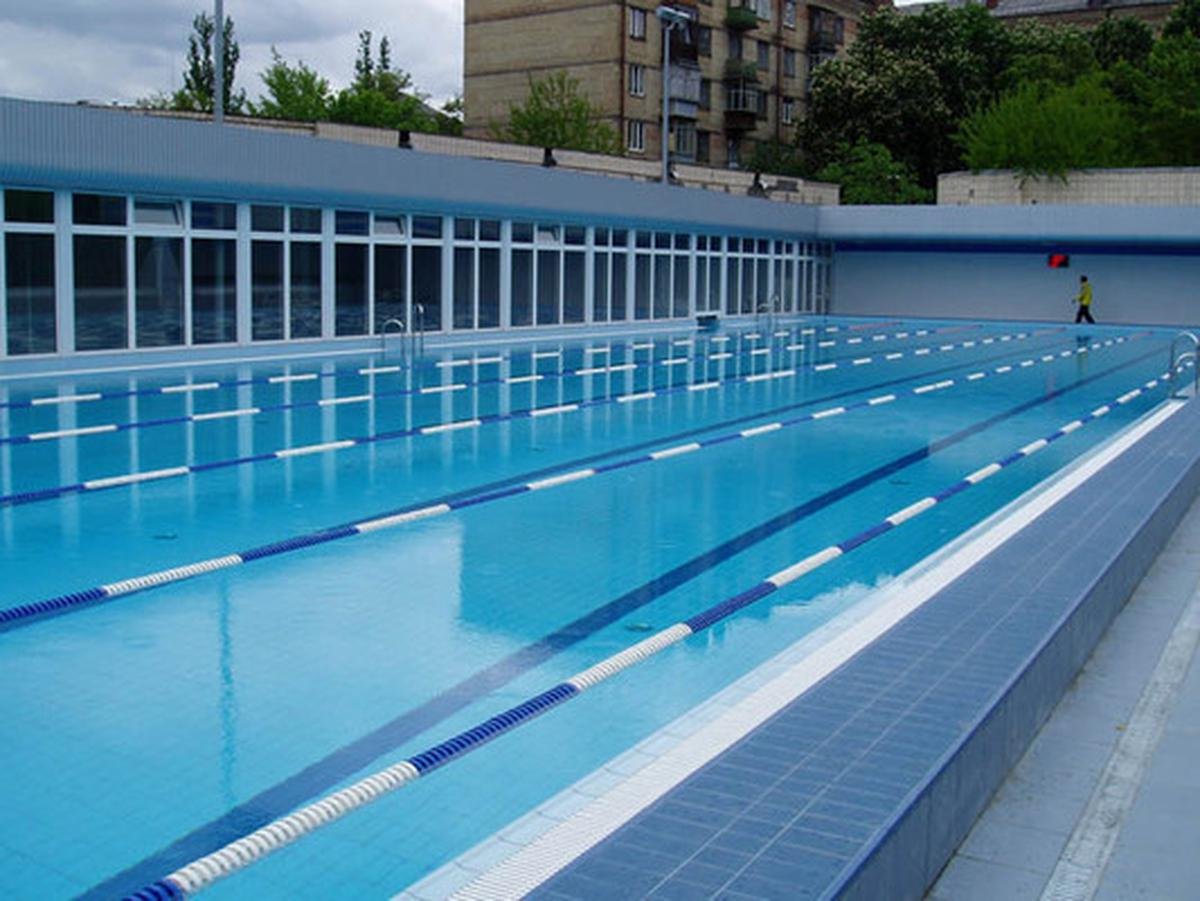 Плавать в этом бассейне под открытым небом можно как раз до первых заморозков Плавать в этом бассейне под открытым небом можно как раз до первых заморозков