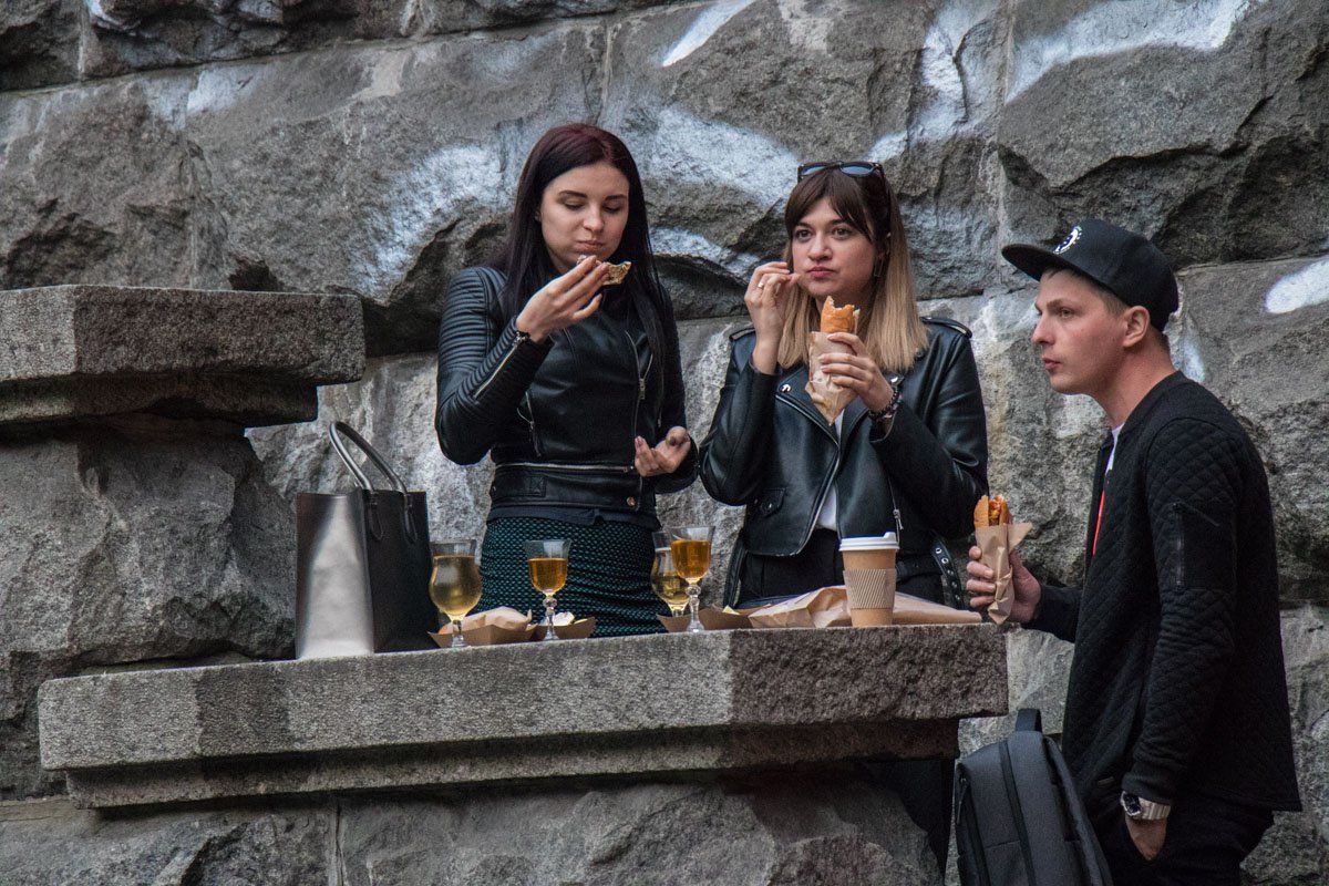 Найти заведение, где можно поесть на улице в приятной кампании, особенно в центре, не составит особого труда Найти заведение, где можно поесть на улице в приятной кампании, особенно в центре, не составит особого труда