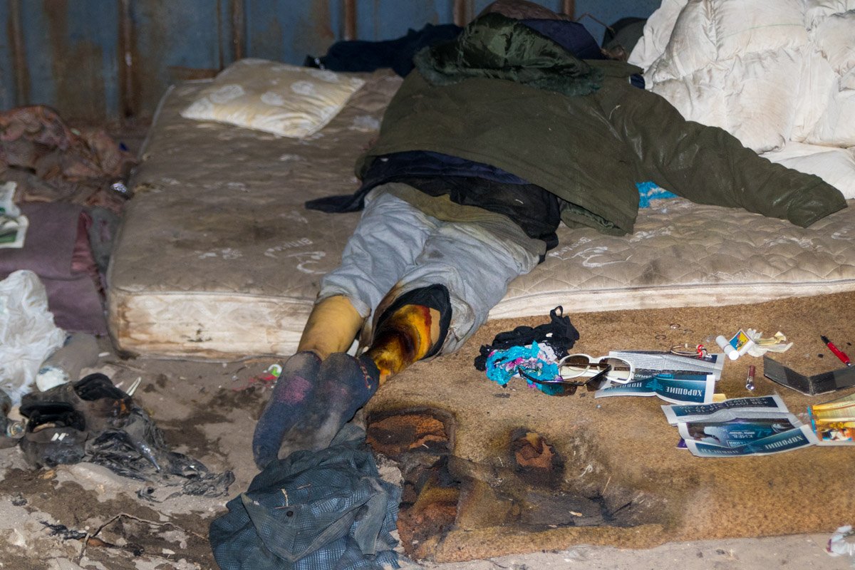 Бездомная развела огонь, чтоб согреться, уснула и задохнулась