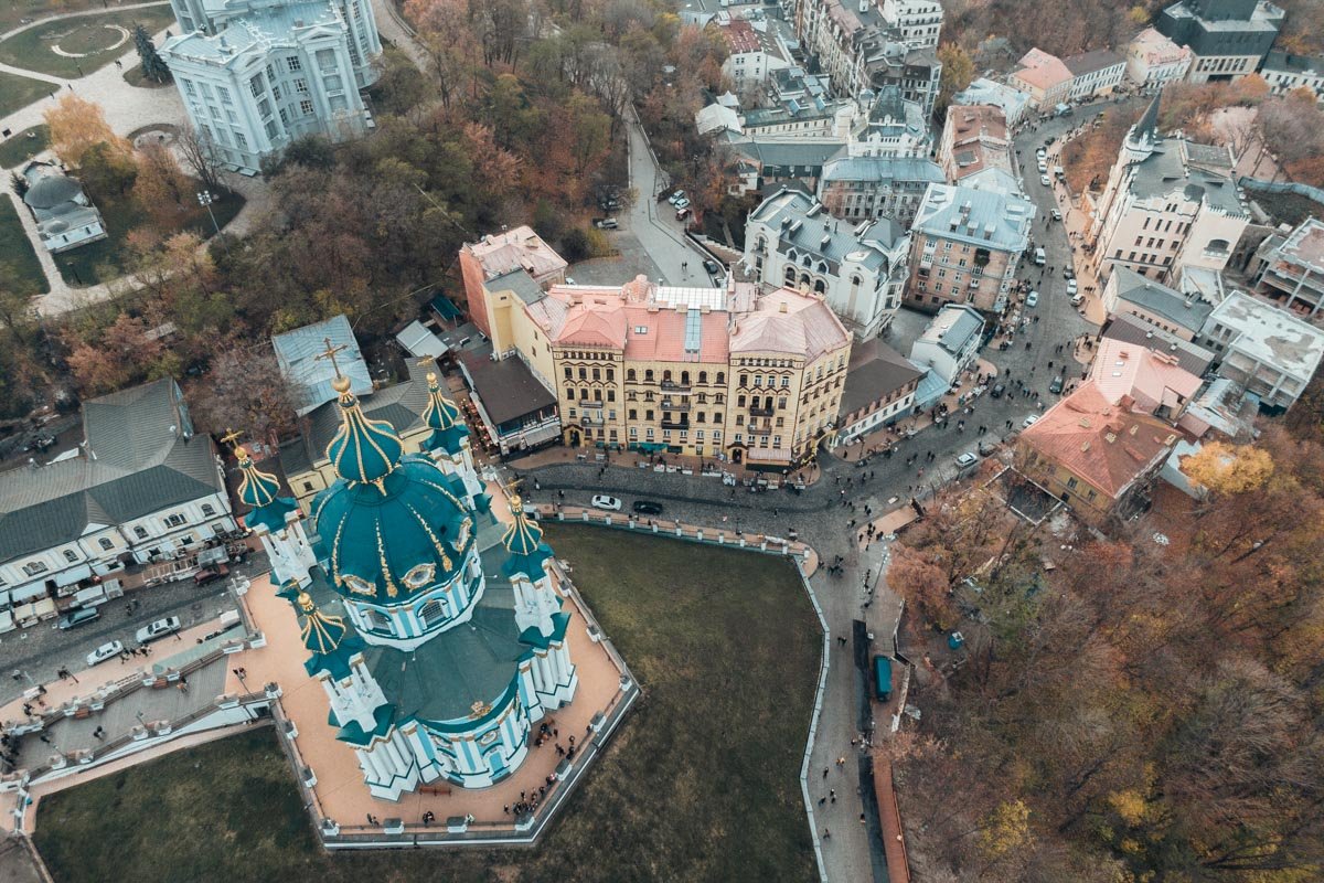 На Андреевском спуске появился «умный» маршрут с QR-кодами и котиками