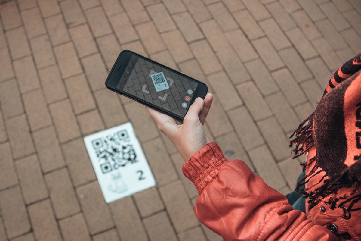 Перед прогулкой стоит скачать на смартфон сканер QR-кодов 
