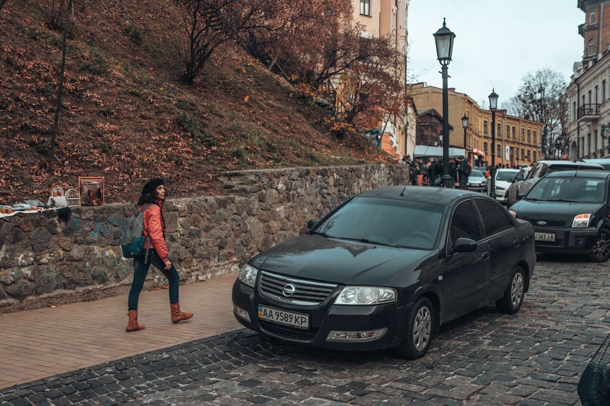 Еще бы машины по спуску не ездили, вообще бы ему цены не было
