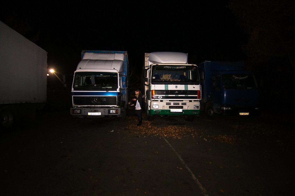 Поезд вылетел на автомобильную стоянку и снес две грузовые машины Поезд вылетел на автомобильную стоянку и снес две грузовые машины