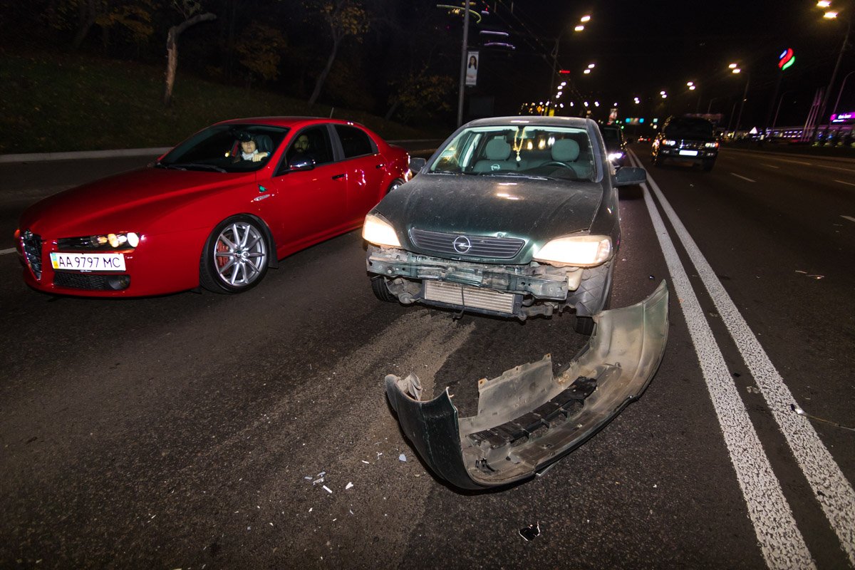 Столкнулись автомобили Pegeout, Volkswagen и Opel