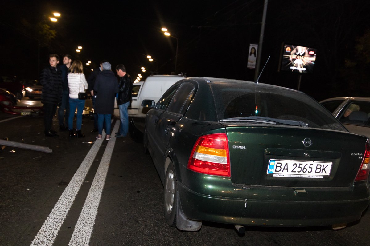 За рулем Opel находилась девушка, в остальных автомобилях водителями были мужчины