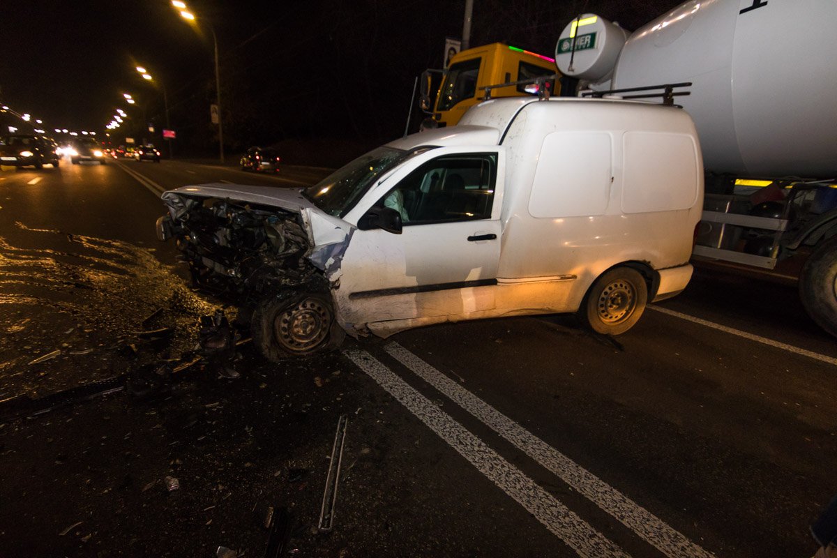 Volkswagen Caddy и Opel Astra двигались по крайней левой полосе в сторону моста Патона