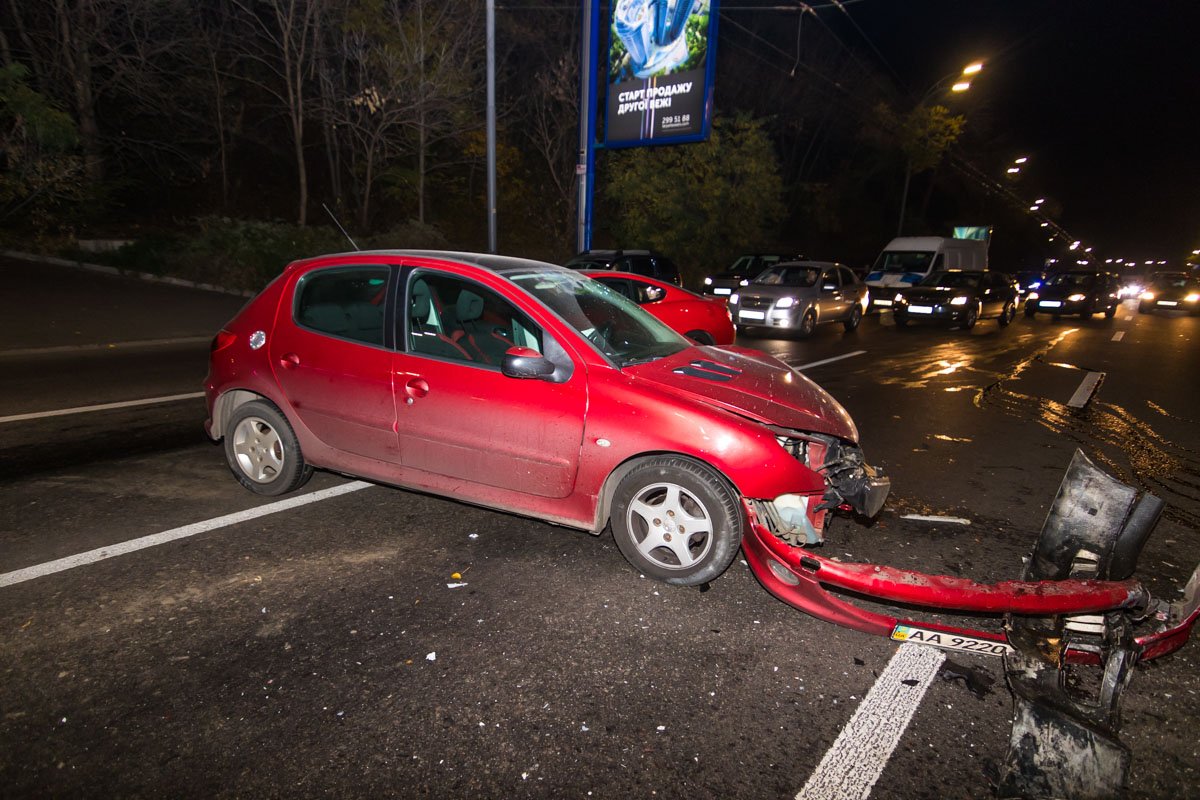Через час после столкновения, полиция все еще не добралась до места столкновения