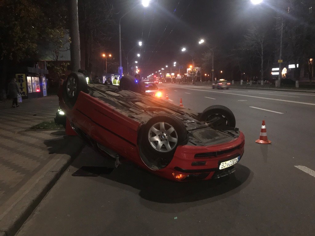 Автомобиль влетел в Chevrolet, затем врезался в бордюр и перевернулся