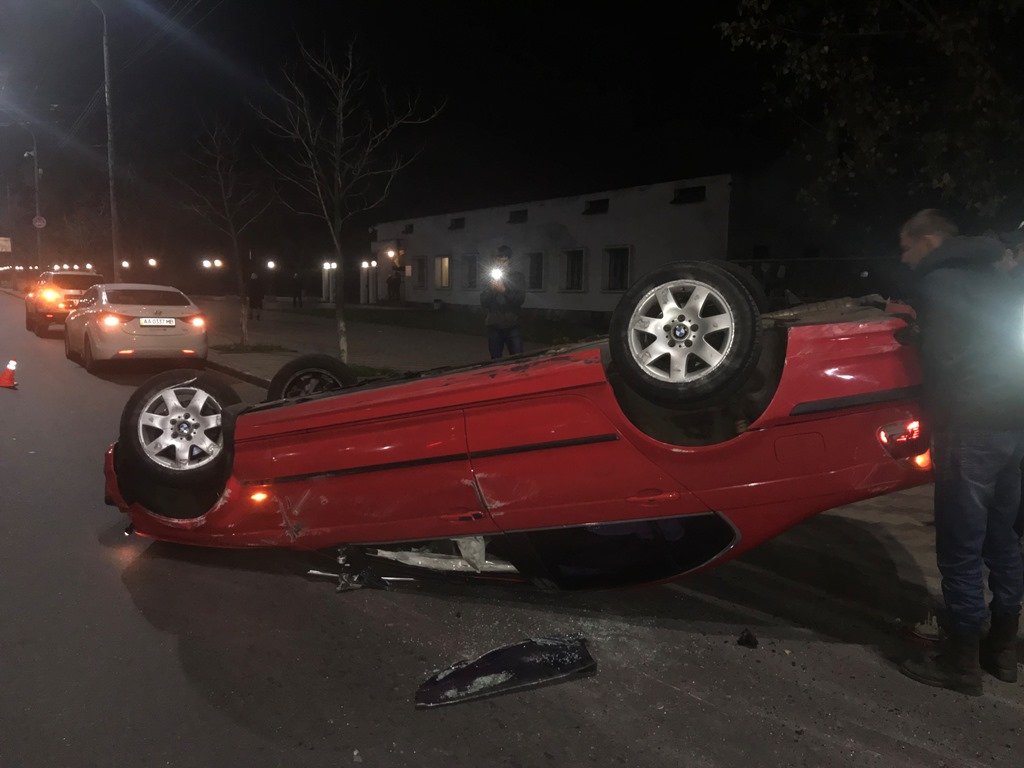 Автомобиль перевернулся возле российского посольства