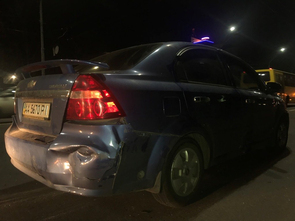 Chevrolet Aveo получила легкие повреждения заднего бампера