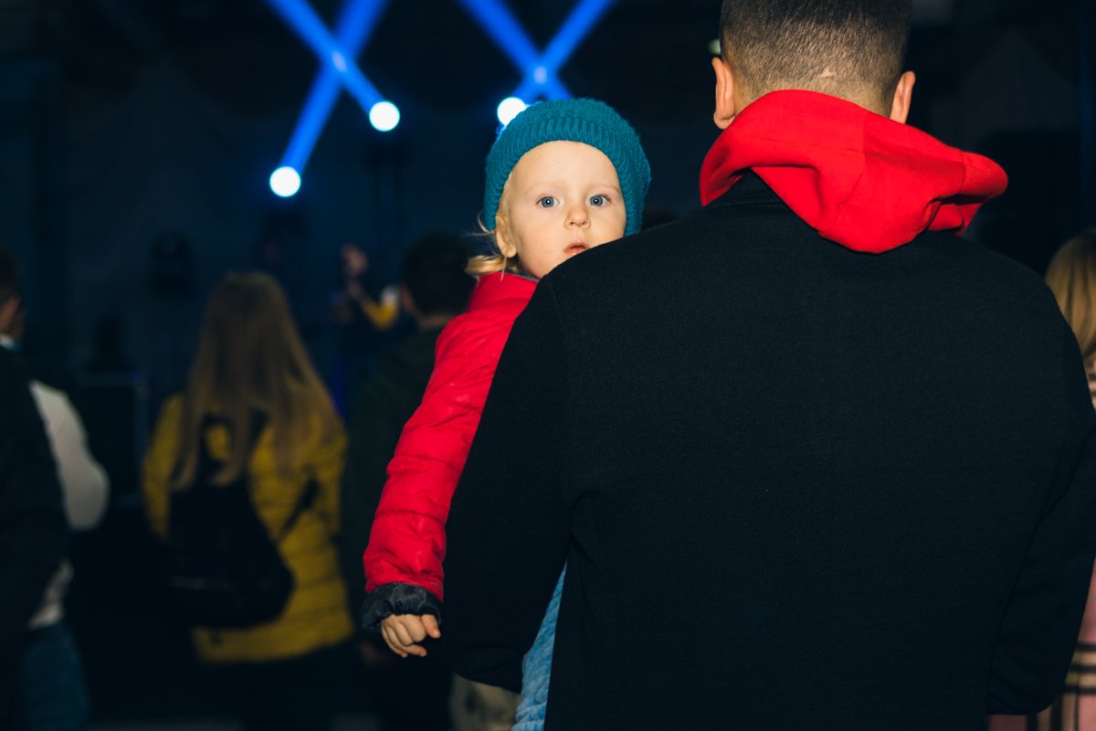 Синеокая малышка тоже не пропустила фестиваль