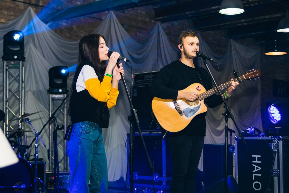 Куда же без живой музыки?