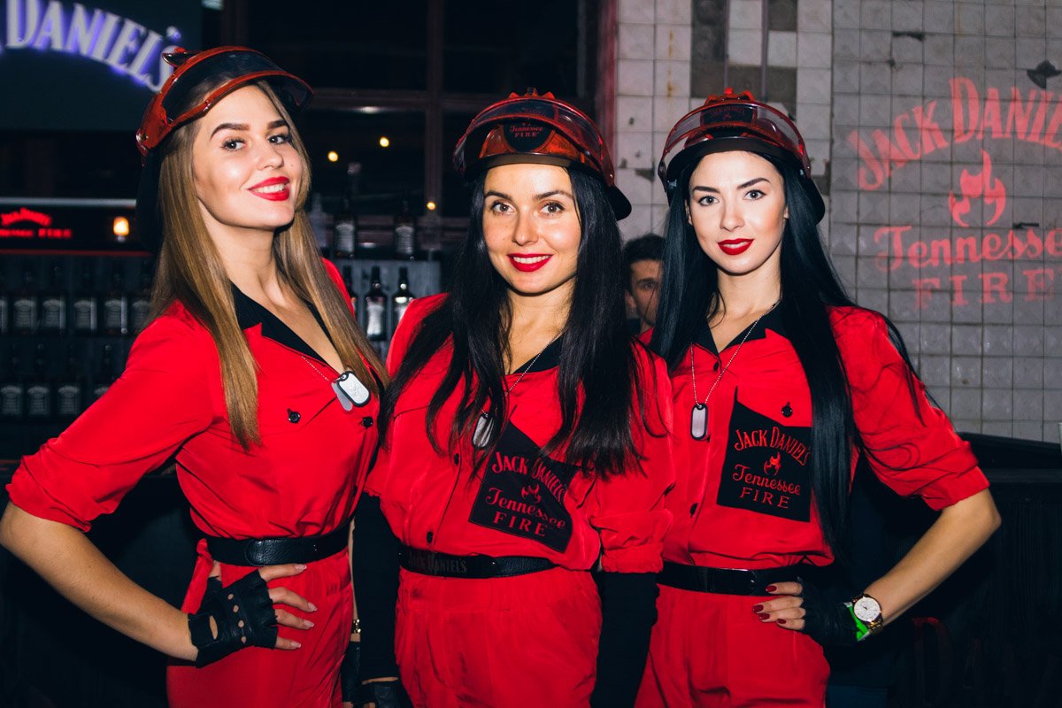 А эти девушки не боятся прийти в одном и том же