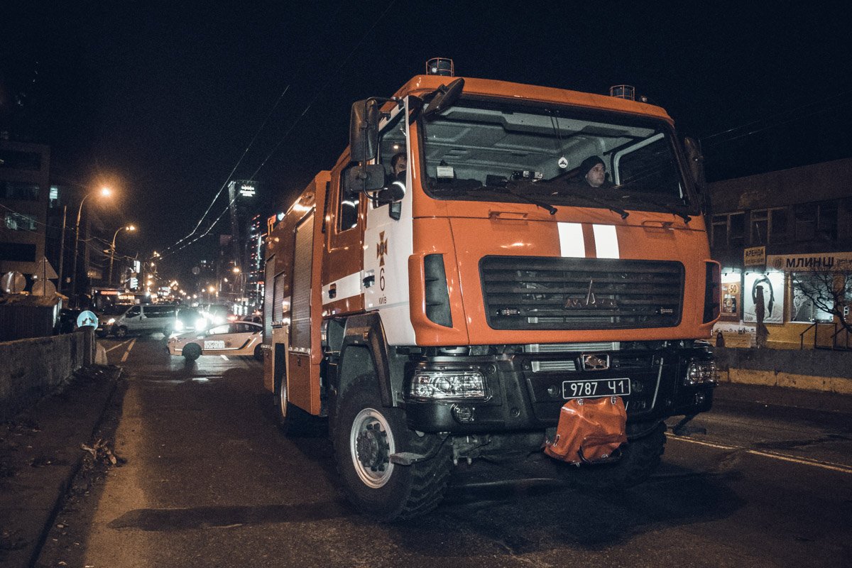 После столкновения Opel задымился, но машина не загорелась После столкновения Opel задымился, но машина не загорелась